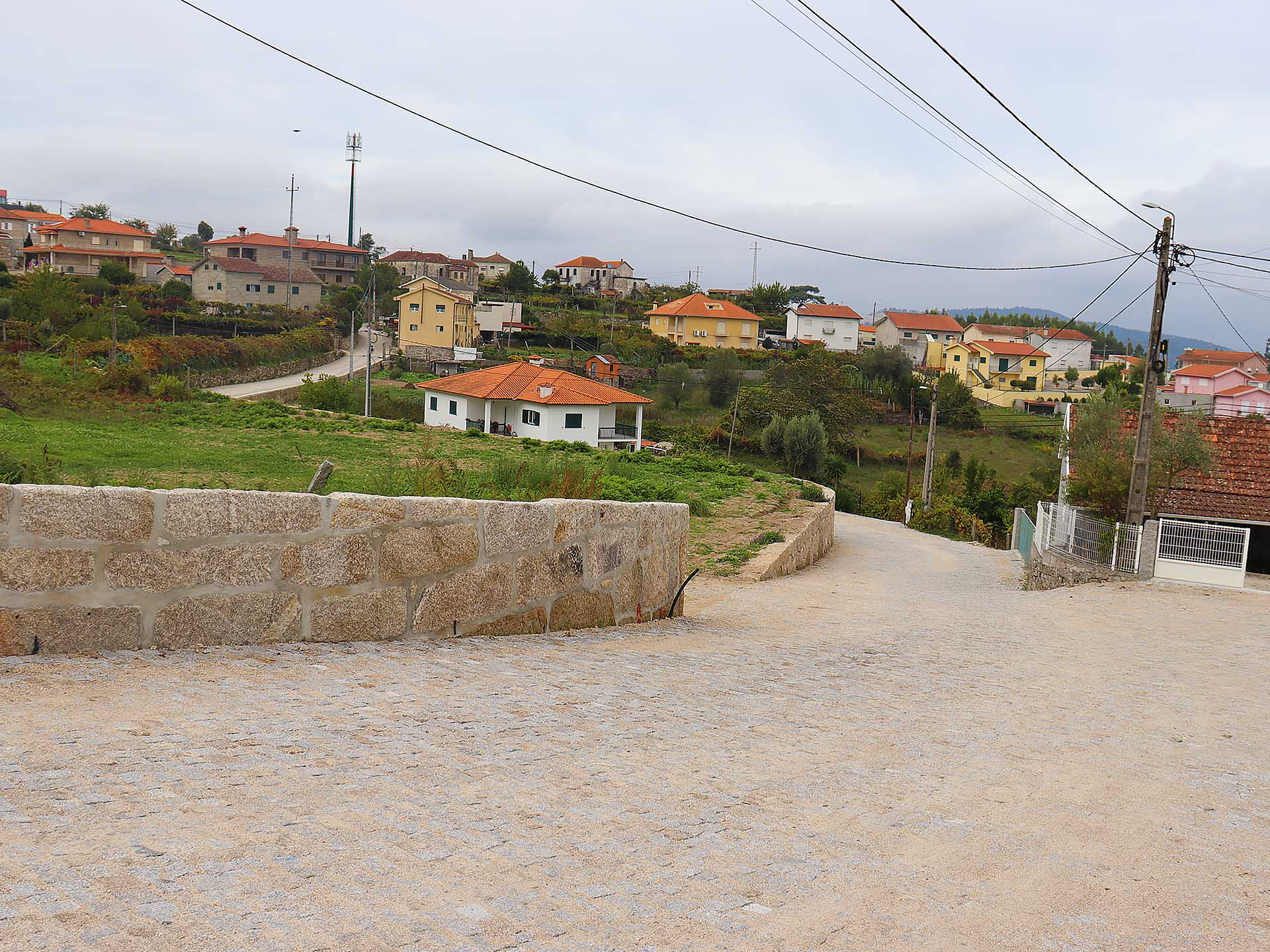 Concluída a requalificação da Rua de Passos, em Tarouquela